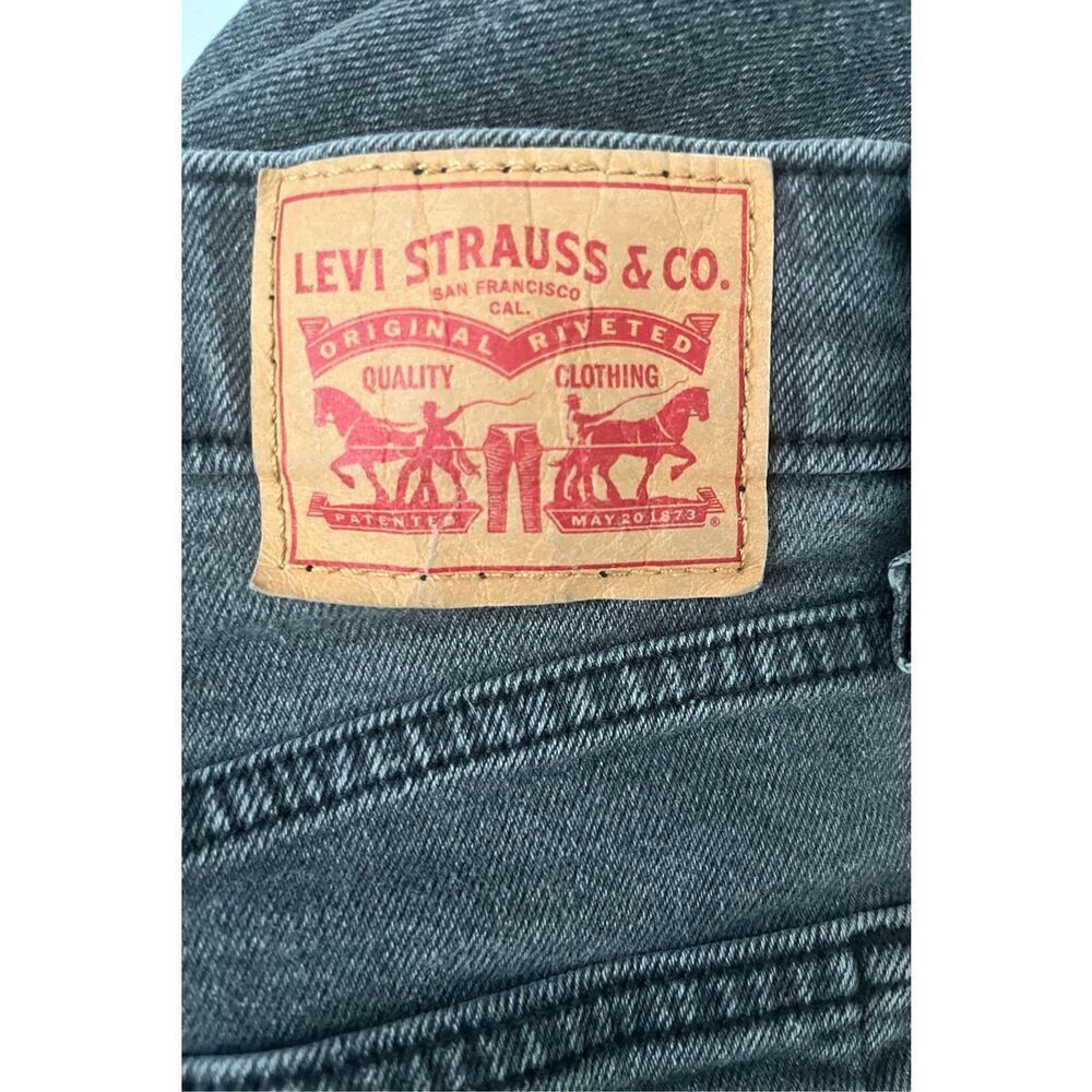 Levi’s Gray Wash High Waisted Mom Jeans 27 - Picture 4 of 4